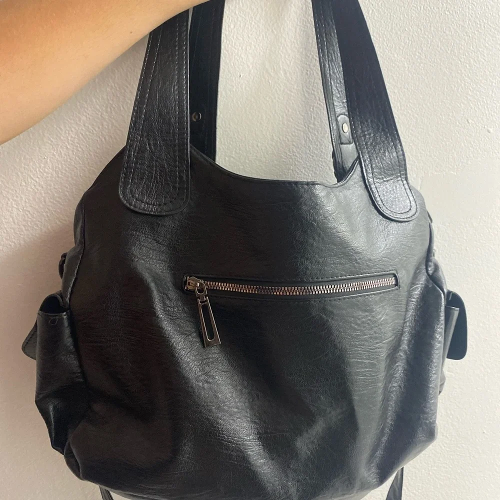 Classic Black Leather Shoulder Bag - Stylish Everyday Tote - Picture 2 of 3
